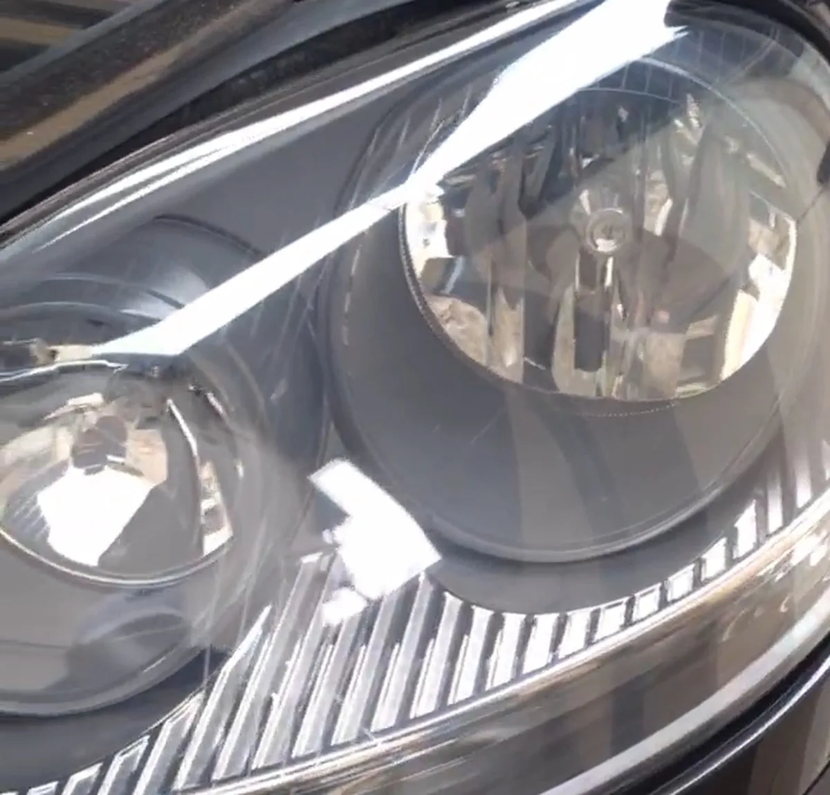 Același far VW Golf Plus transparent după polish în 7 pași