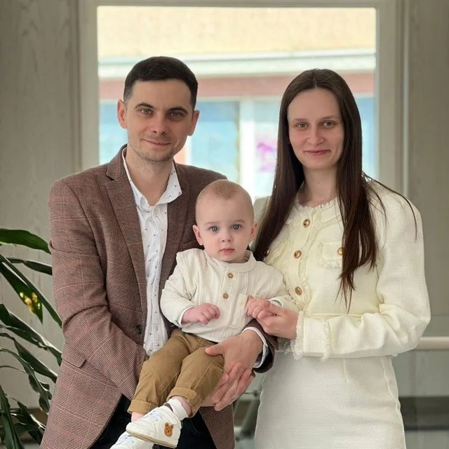 Sergiu, detailer în Suceava, împreună cu familia